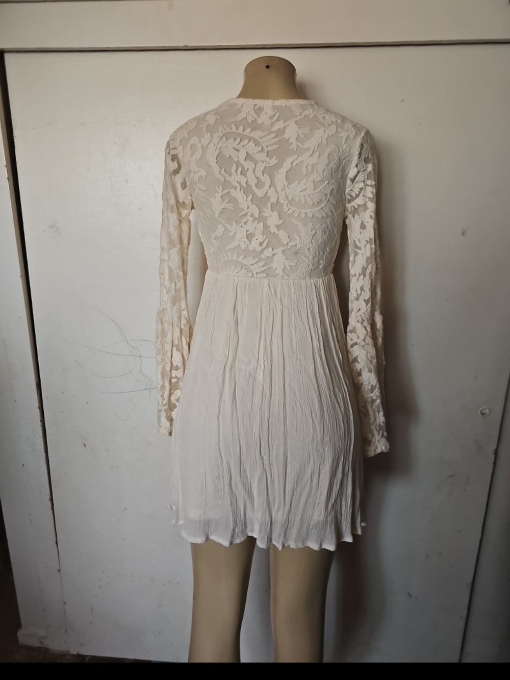 Xhilaration Cream Lace-Sleeve V-Neck Tunic Top - Picture 5 of 6